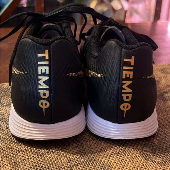 Nikes 👣🔮 - Picture 3 of 4